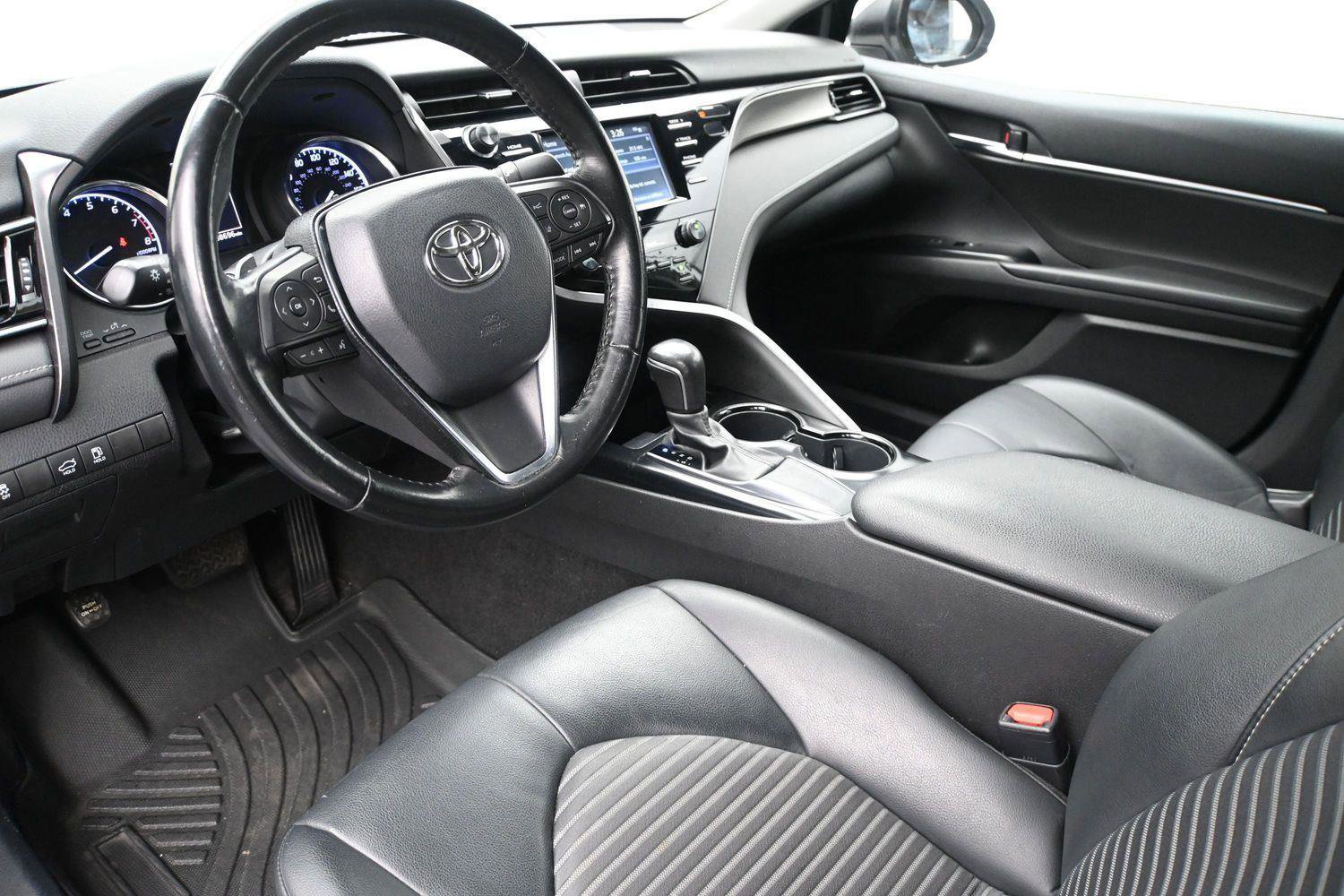 Used 2020 Toyota Camry SE FWD image 2