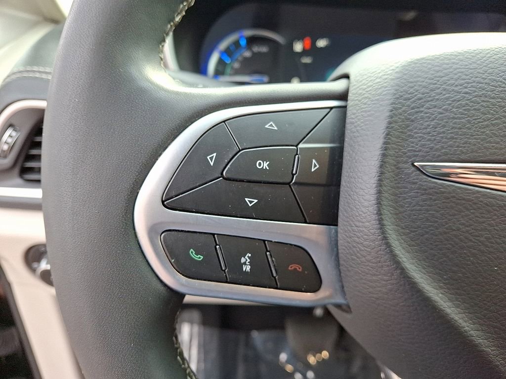 Used 2023 Chrysler Pacifica Touring-L image 21