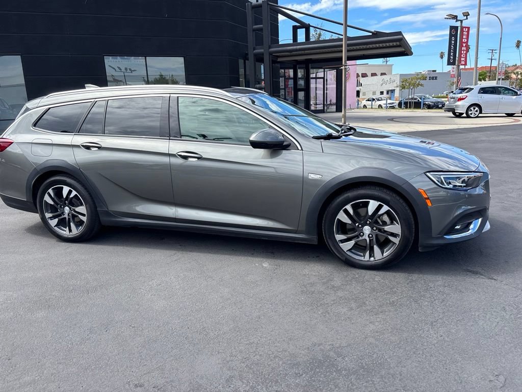 Used 2018 Buick Regal Essence w/ Driver Confidence Package #1 AWD/4WD image 3