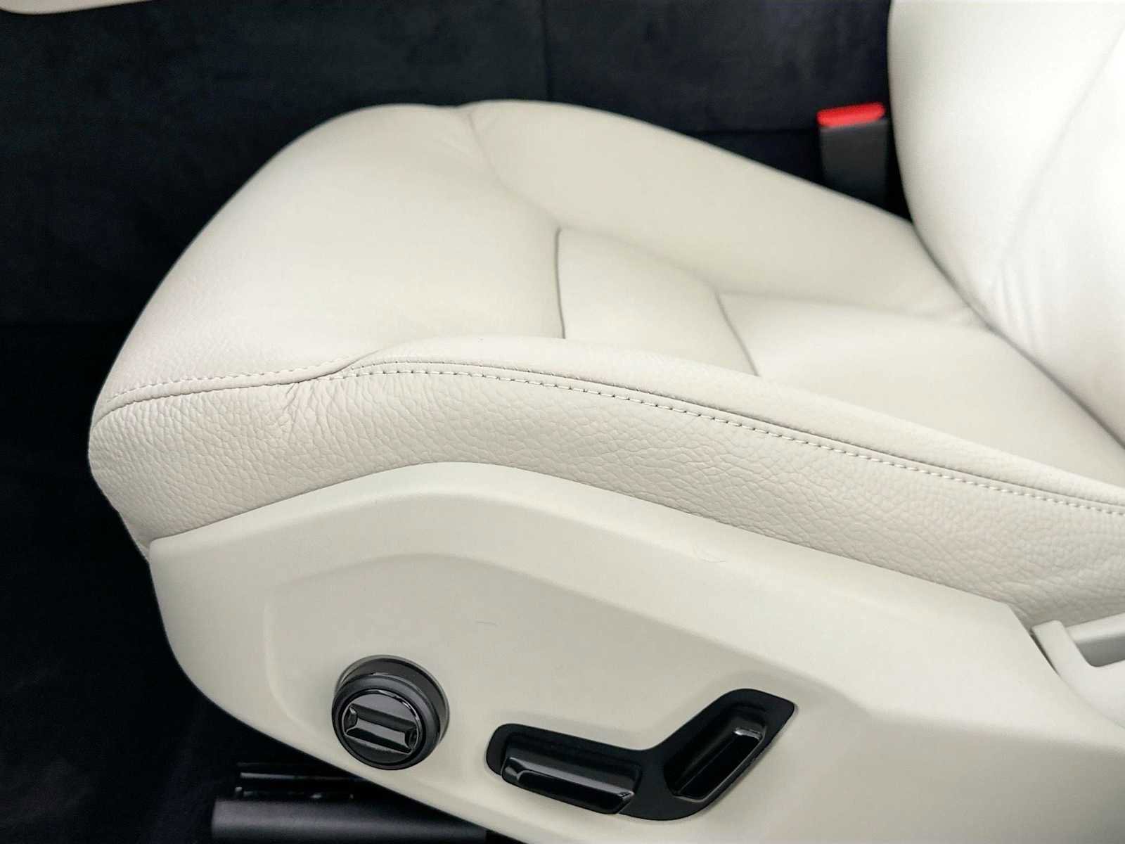 Used 2025 Volvo XC60 T8 Core image 15