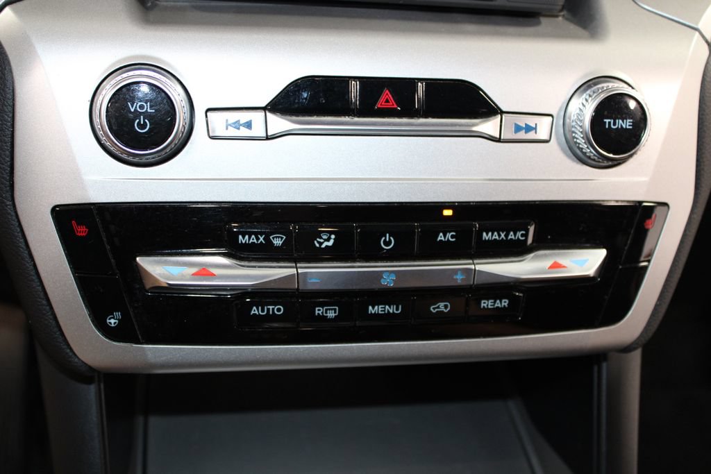 Used 2022 Ford Explorer XLT w/ Equipment Group 202A AWD/4WD image 44
