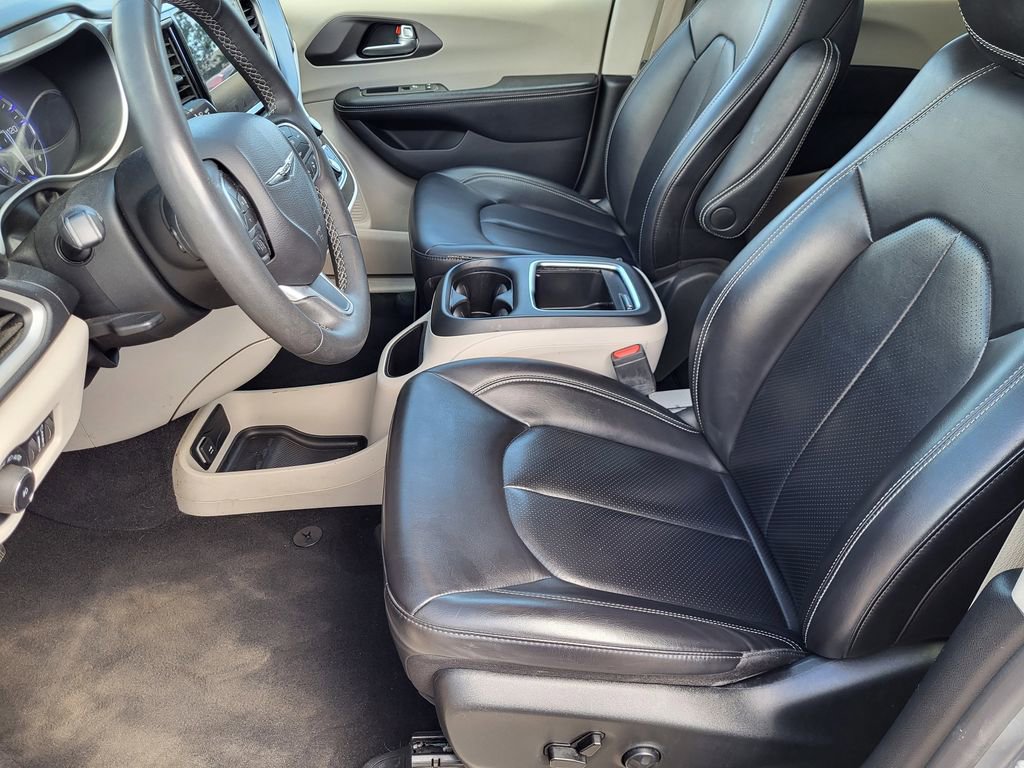 Used 2023 Chrysler Pacifica Touring-L FWD image 4