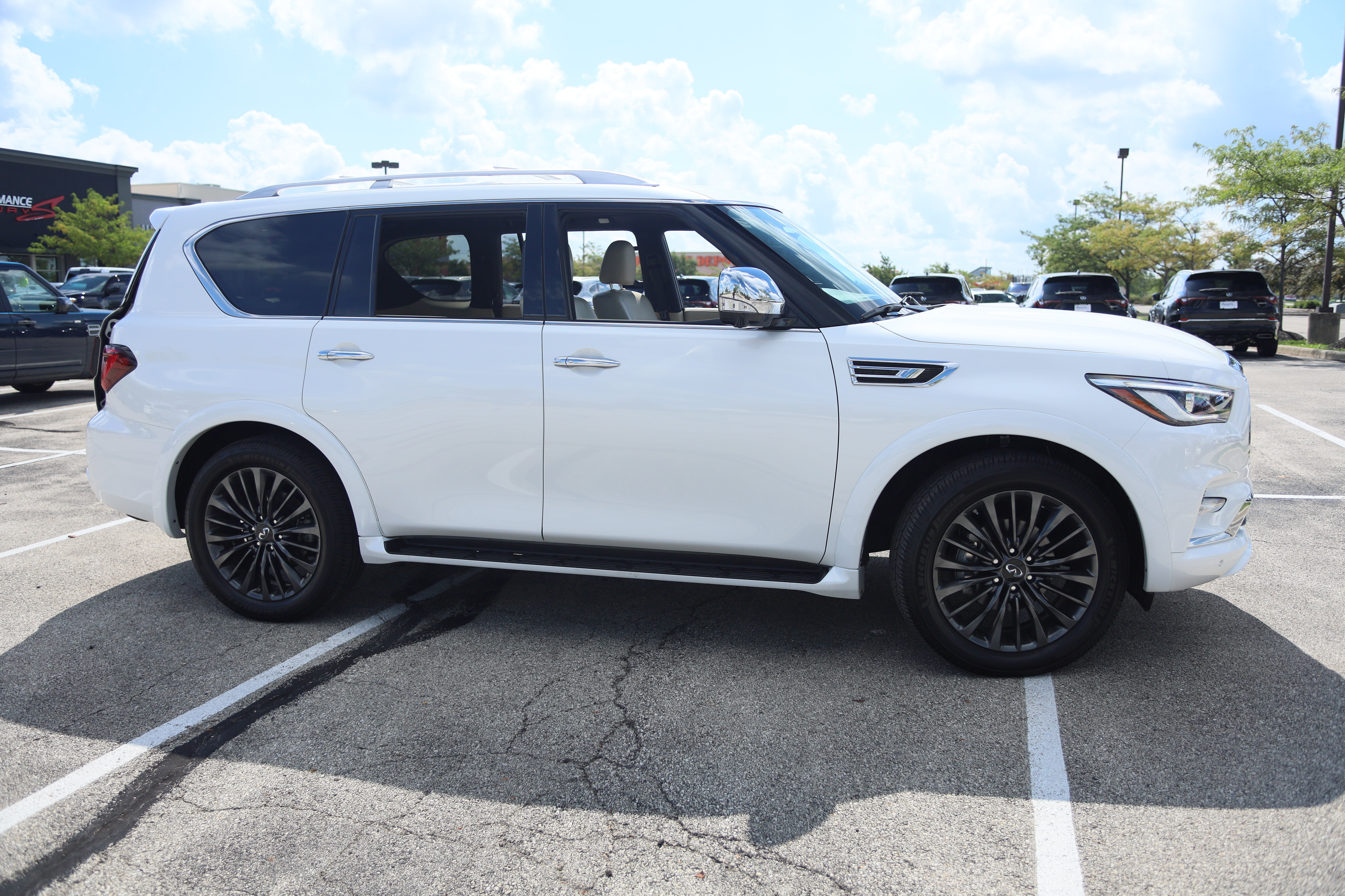 Used 2024 INFINITI QX80 Sensory w/ Cargo Package AWD/4WD image 8