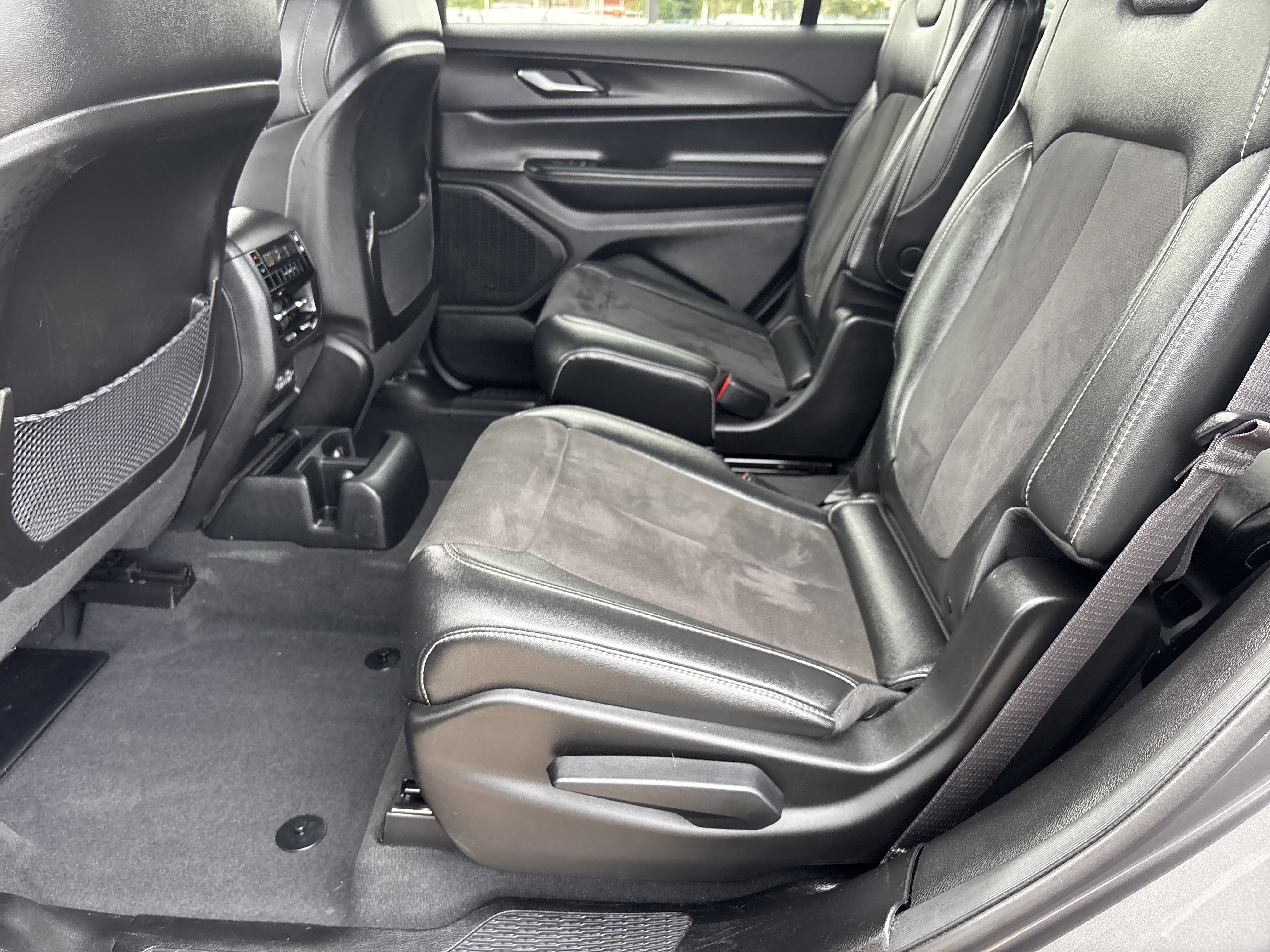 Used 2023 Jeep Grand Cherokee L Laredo AWD/4WD image 16