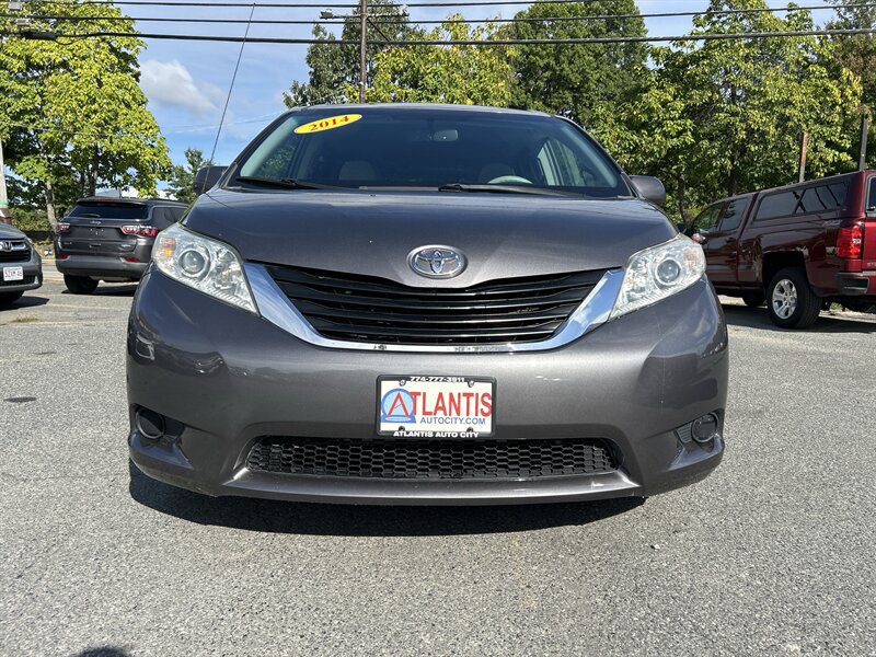 Used 2014 Toyota Sienna LE FWD image 2