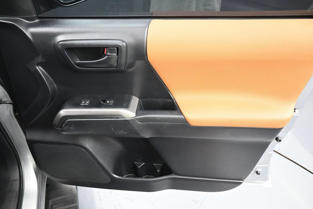 Used 2020 Toyota Tacoma SR5 RWD image 30