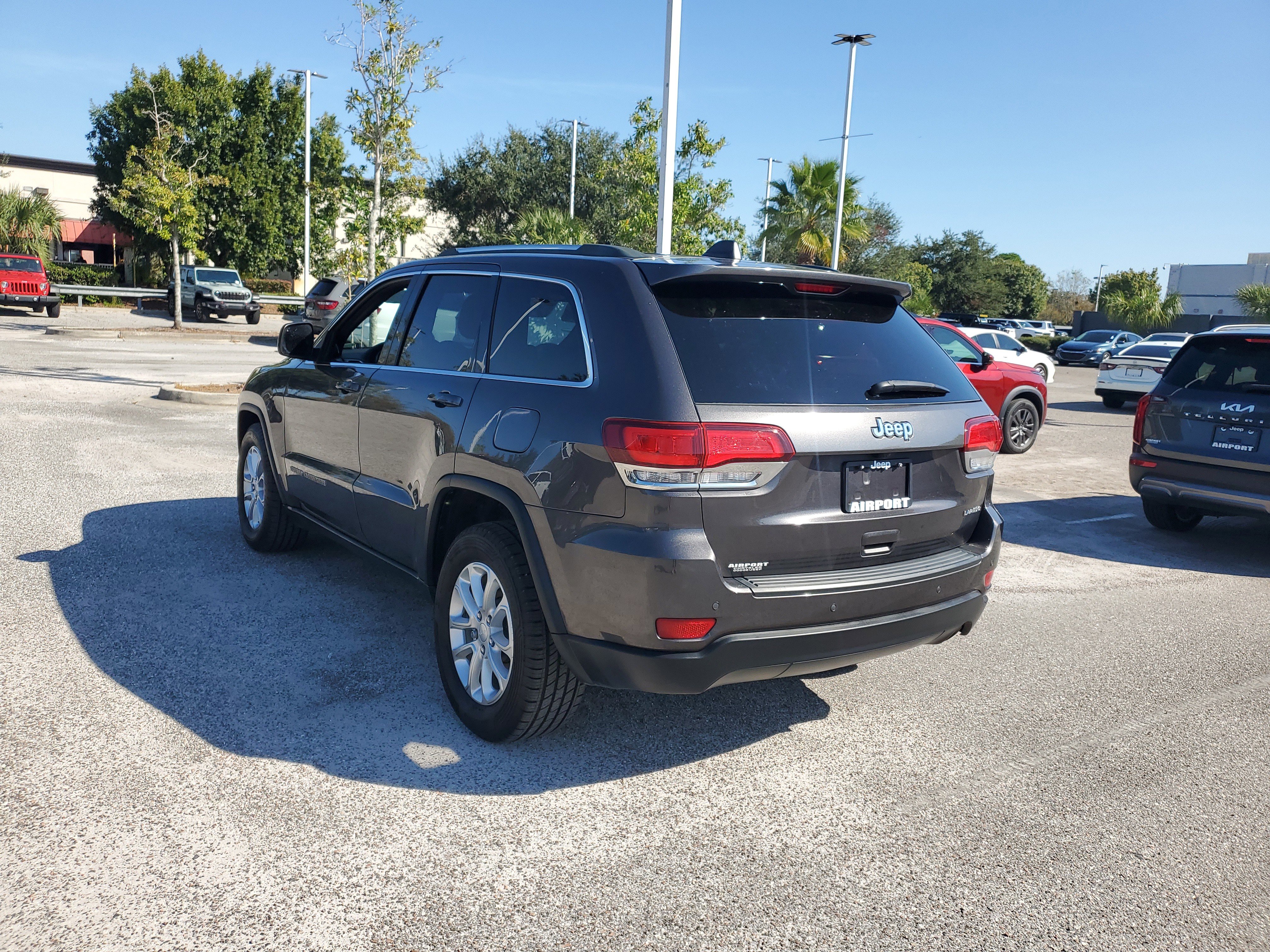 Used 2021 Jeep Grand Cherokee Laredo image 3