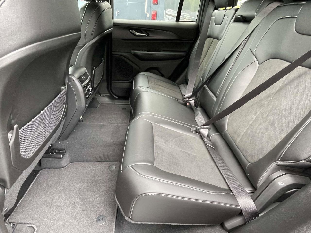 New 2025 Jeep Grand Cherokee Altitude image 29