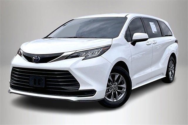 Used 2023 Toyota Sienna LE image 2