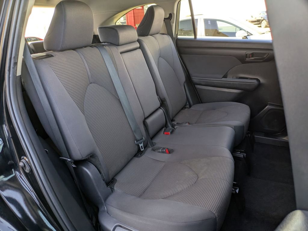Used 2024 Toyota Highlander LE image 27