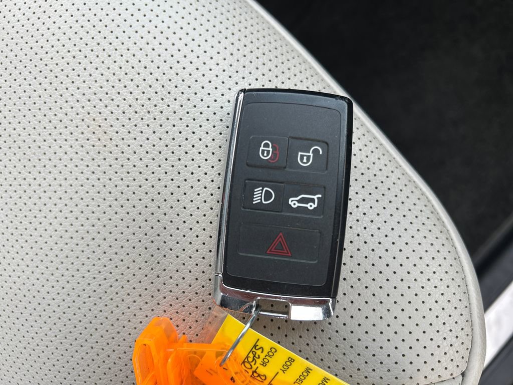 Used 2025 Land Rover Discovery S image 59