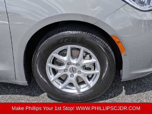 Used 2025 Chrysler Pacifica Select FWD image 10