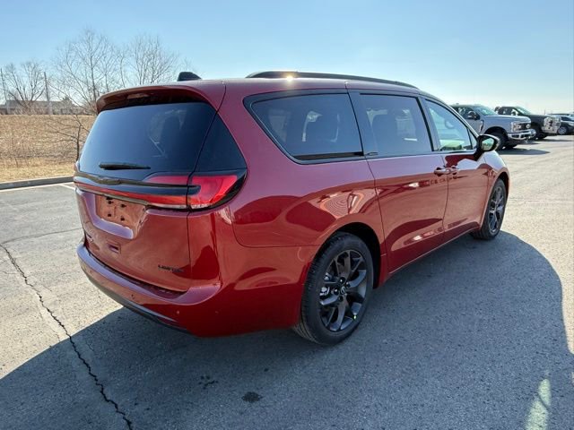 New 2026 Chrysler Pacifica Limited image 7
