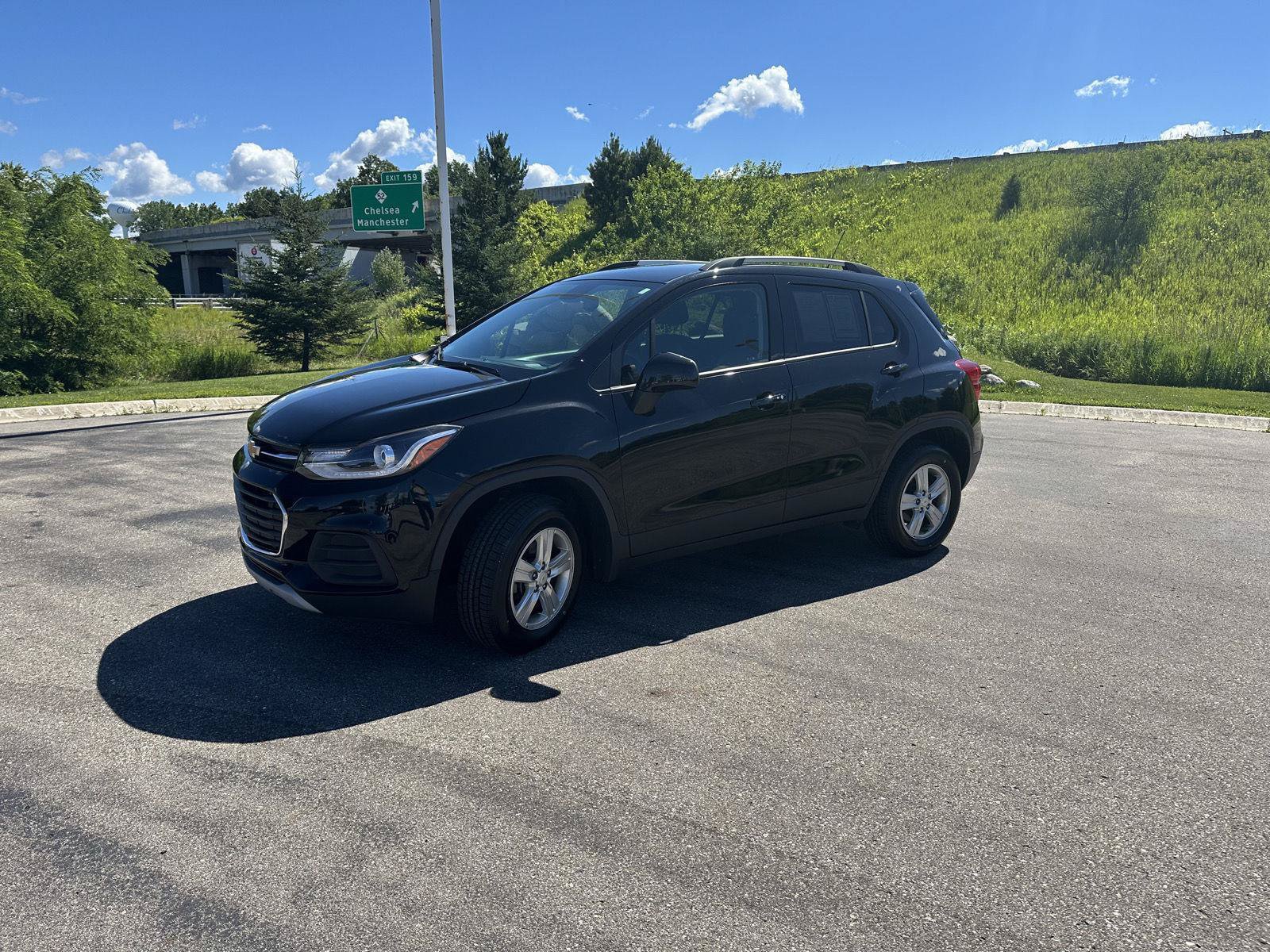 Used 2022 Chevrolet Trax LT w/ LT Convenience Package AWD/4WD image 2
