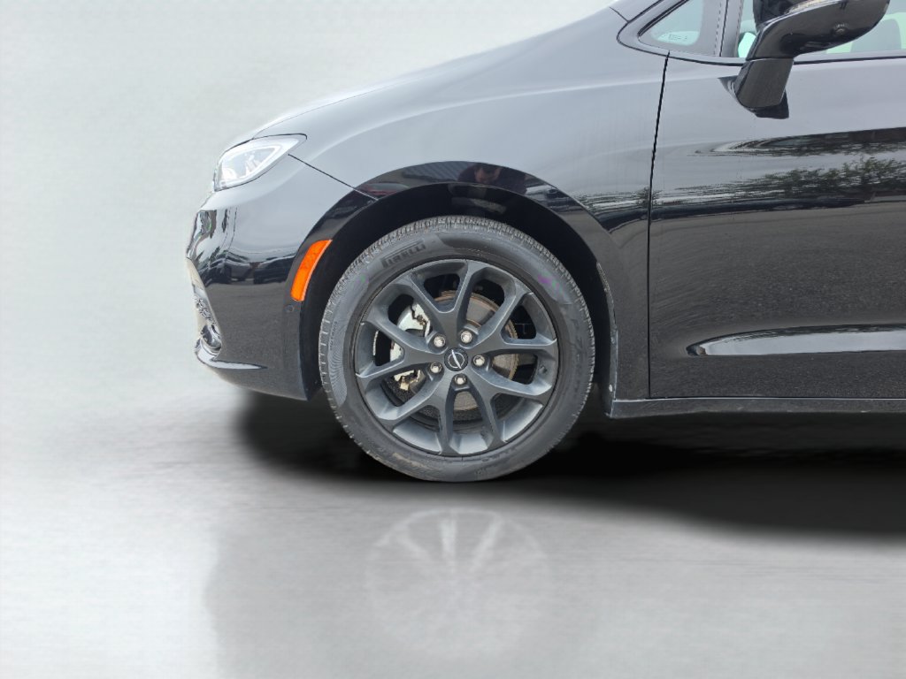 Used 2024 Chrysler Pacifica Limited w/ S Appearance Package FWD image 24