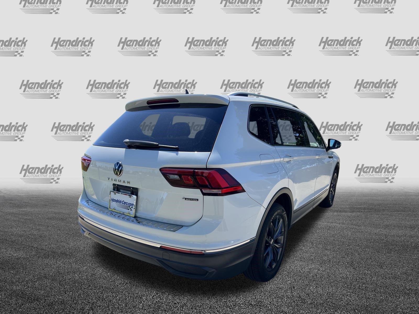 Used 2022 Volkswagen Tiguan SE w/ Panoramic Sunroof Package AWD/4WD image 11