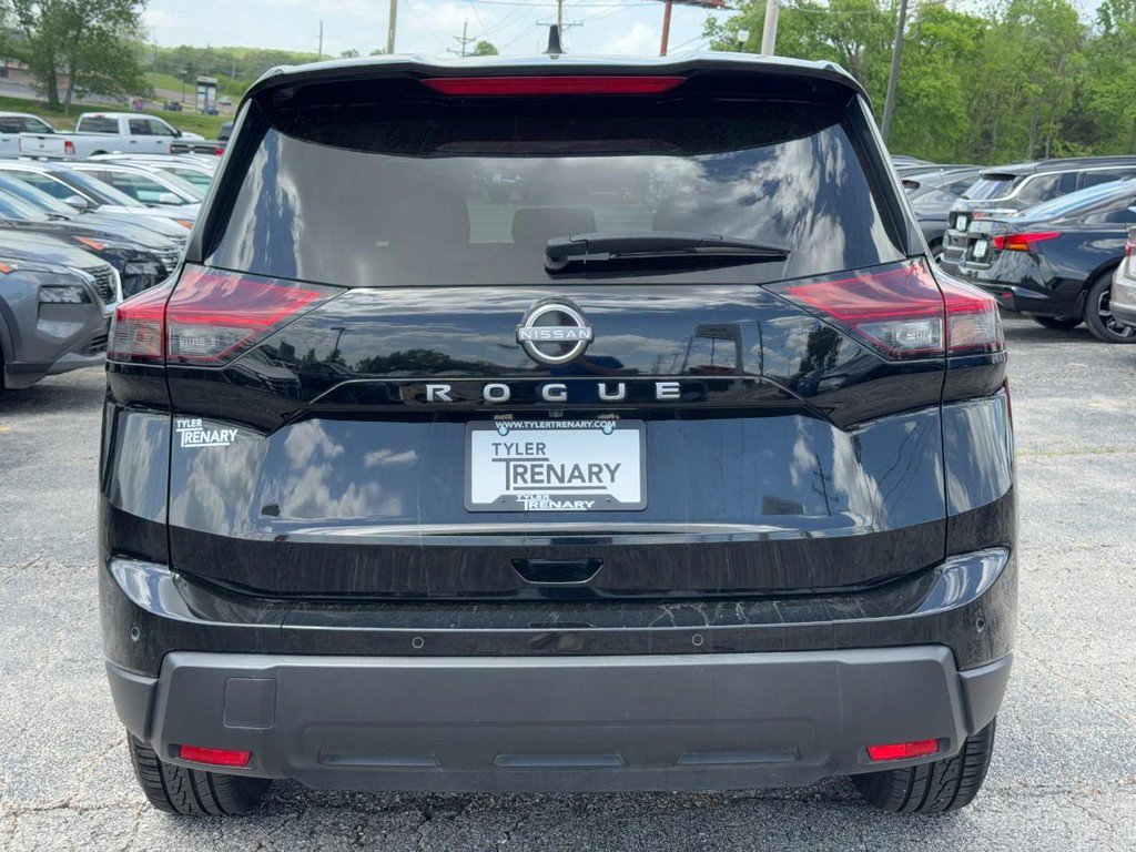 Used 2024 Nissan Rogue S FWD image 5