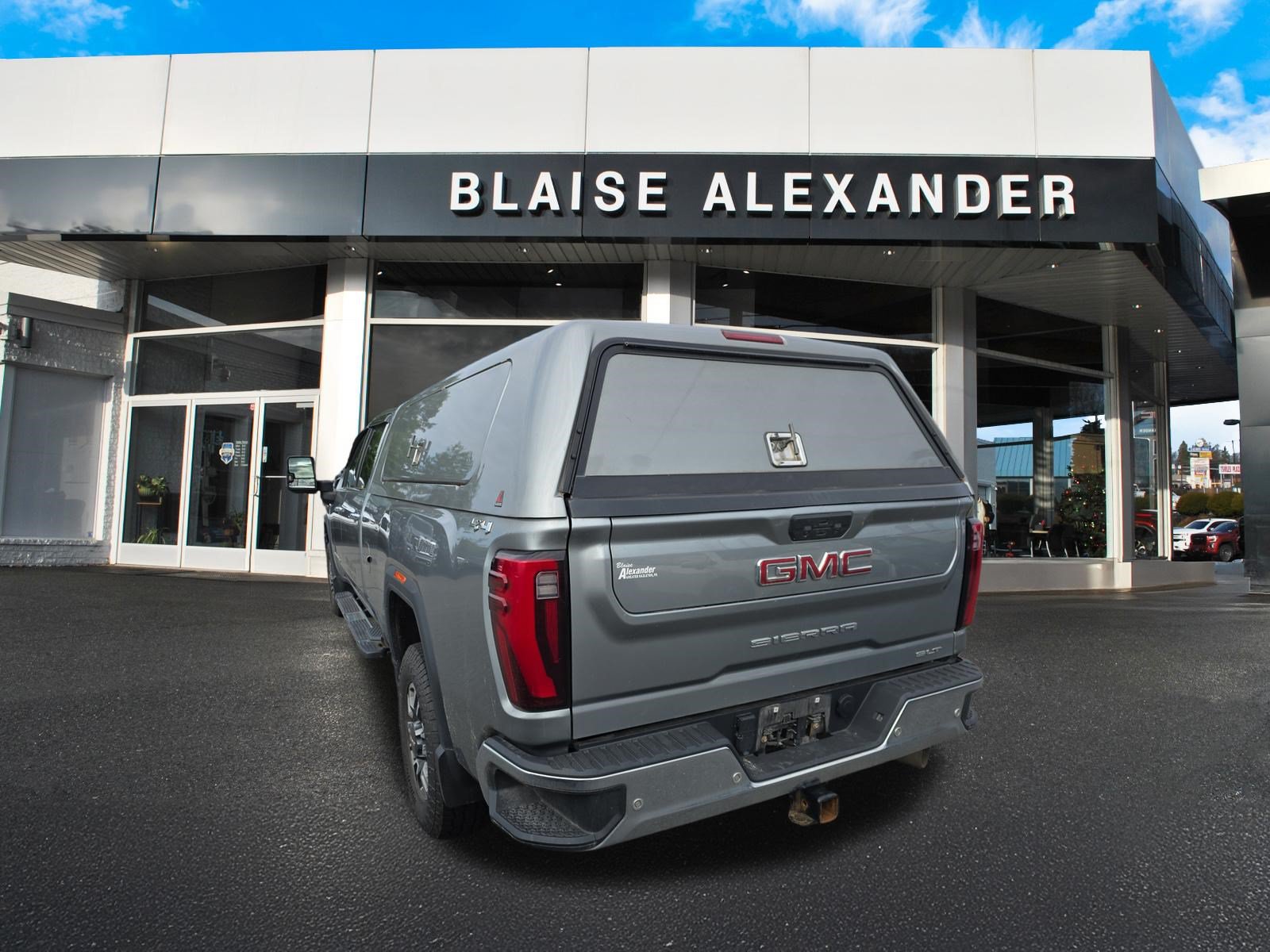 Used 2024 GMC Sierra 3500 SLT w/ SLT Premium Package AWD/4WD image 7