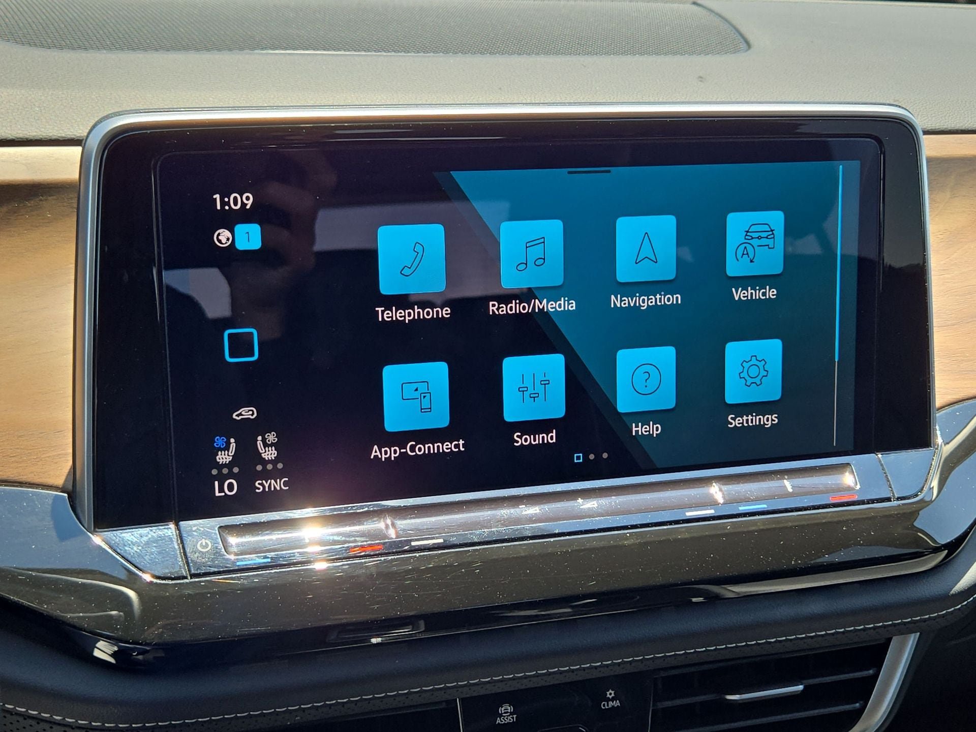 Used 2025 Volkswagen Atlas SE AWD/4WD image 19