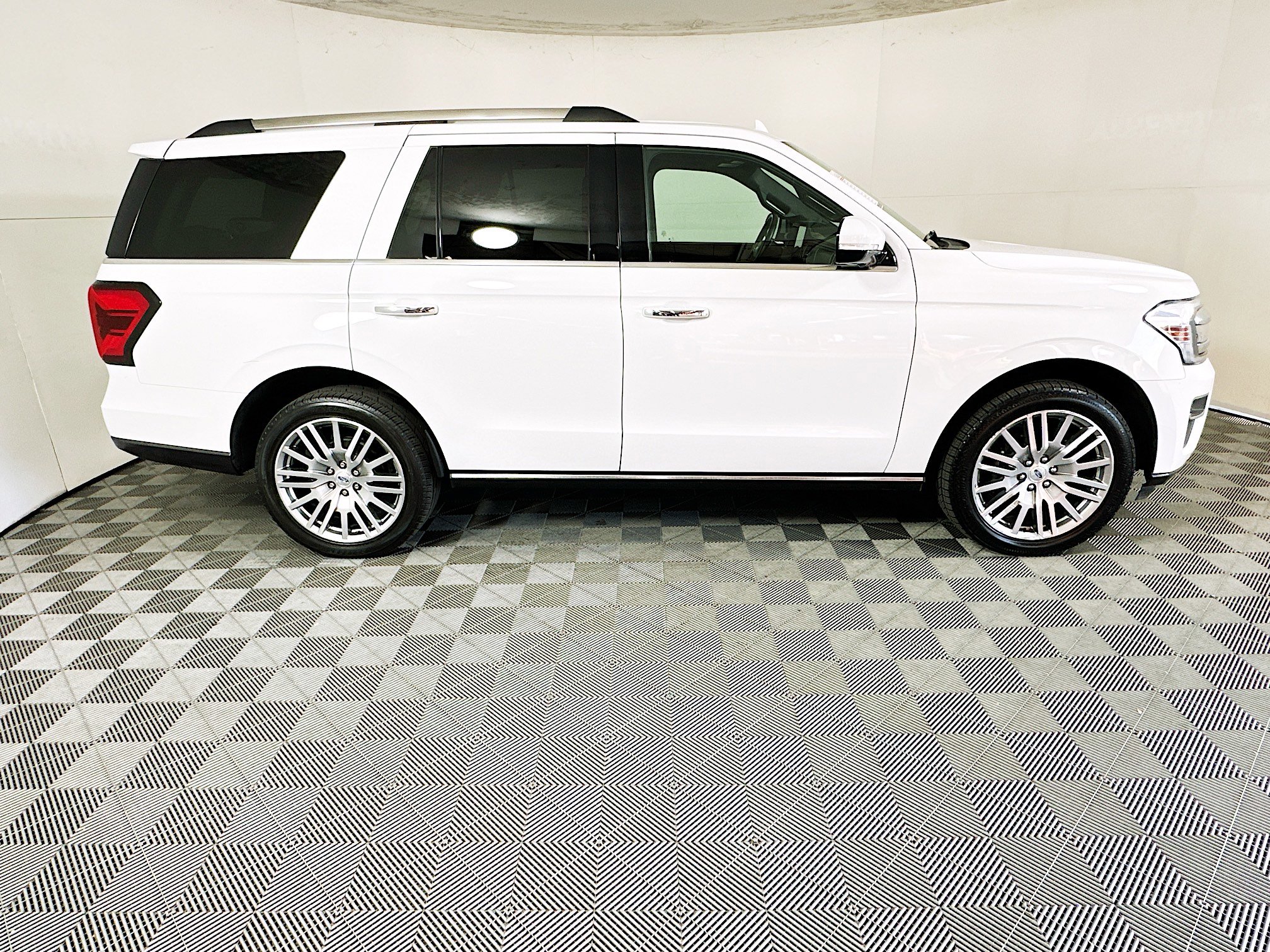 Used 2024 Ford Expedition Limited image 2