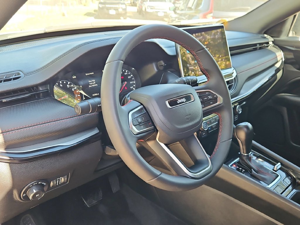 Used 2025 Jeep Compass Trailhawk AWD/4WD image 15