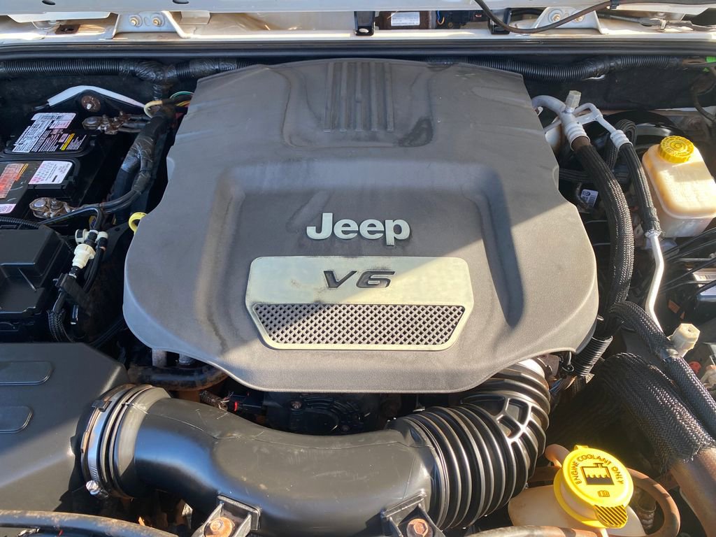 Used 2016 Jeep Wrangler Unlimited Sahara w/ Connectivity Group AWD/4WD image 10