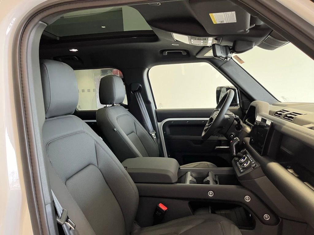 Used 2025 Land Rover Defender 110 X-Dynamic SE image 30