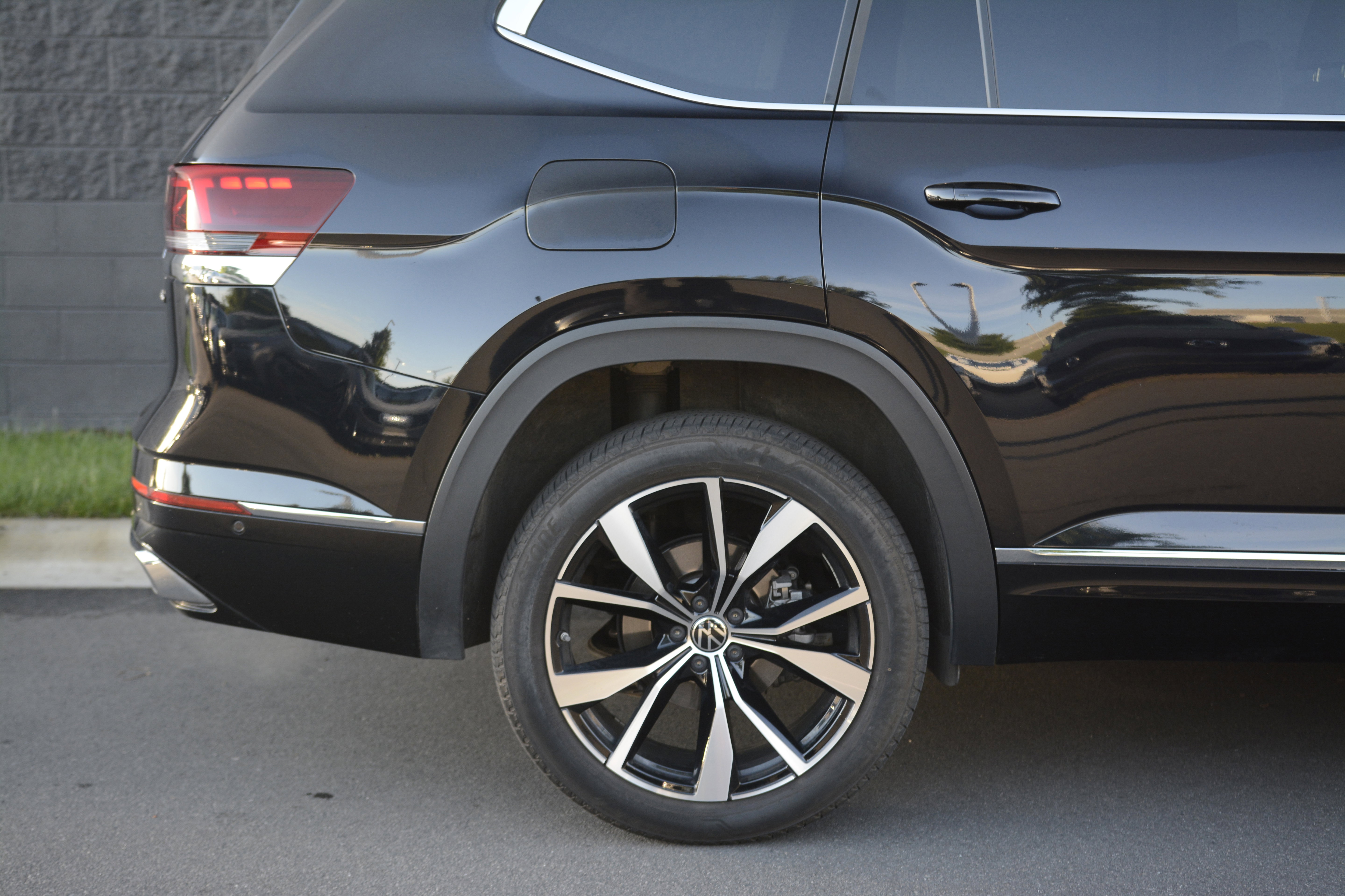 Used 2024 Volkswagen Atlas SEL Premium R-Line AWD/4WD image 41