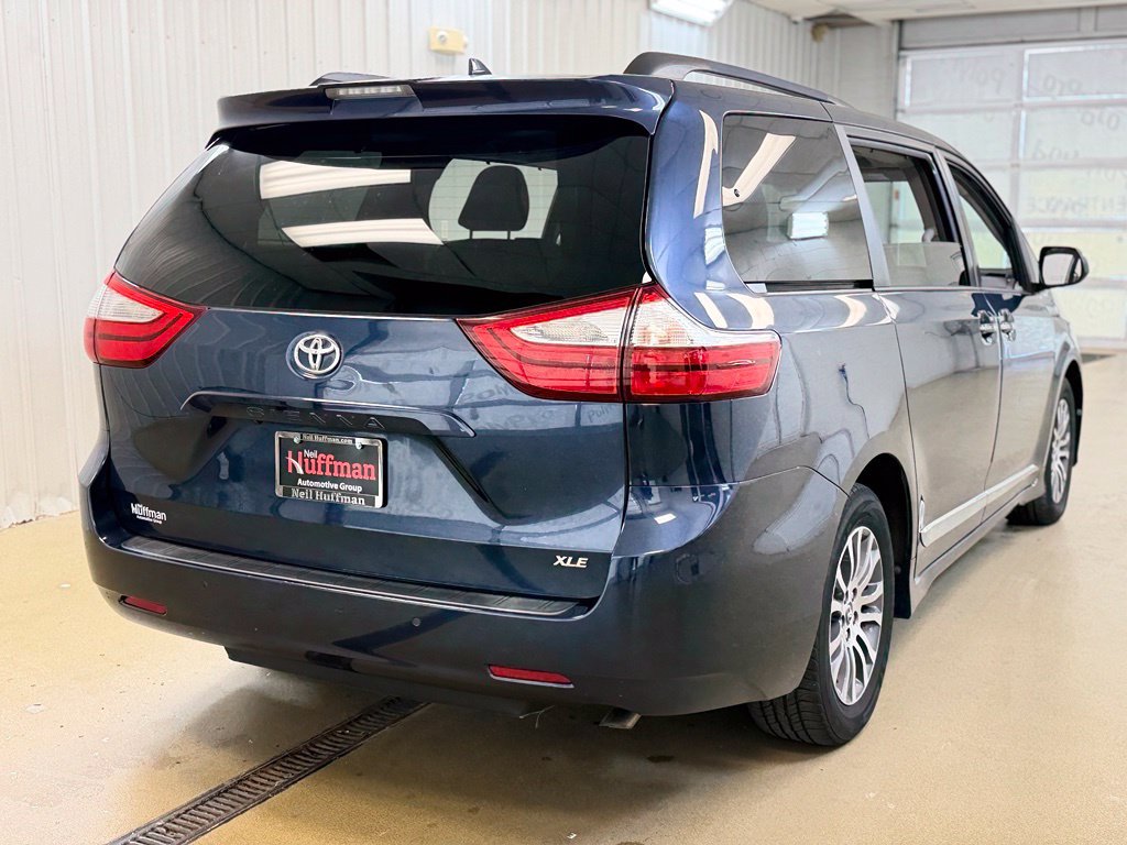 Used 2018 Toyota Sienna XLE w/ XLE Navigation Package FWD image 5