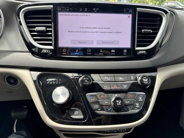 Used 2024 Chrysler Pacifica Touring-L FWD image 18