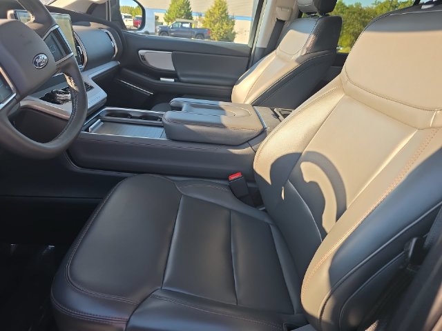 Used 2025 Ford Expedition Active AWD/4WD image 17