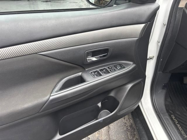 Used 2016 Mitsubishi Outlander SE FWD image 9