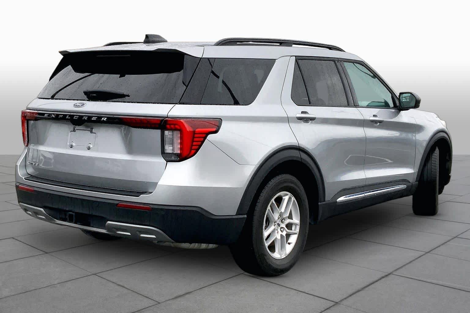 Used 2025 Ford Explorer Active w/ Active Comfort Package RWD image 13