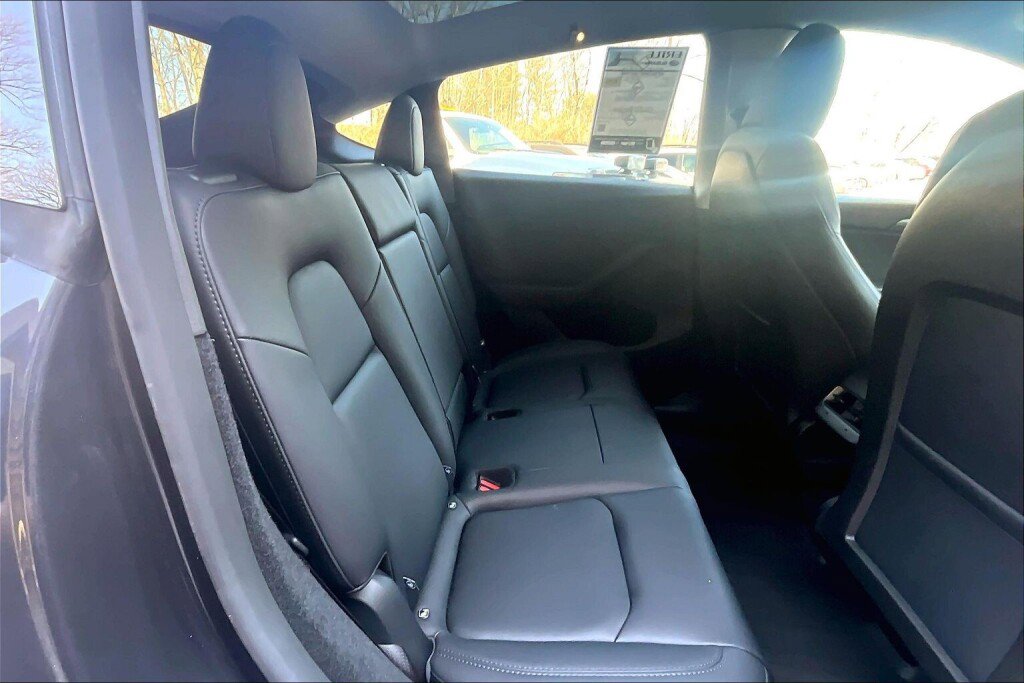 Used 2024 Tesla Model Y Long Range AWD/4WD image 16