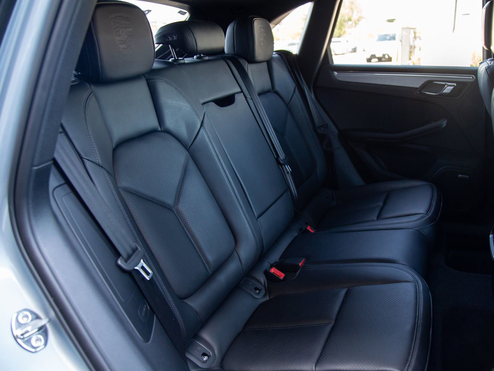 Certified 2025 Porsche Macan AWD/4WD image 25