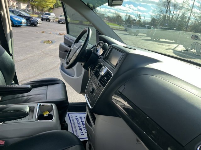 Used 2016 Chrysler Town & Country Touring image 31