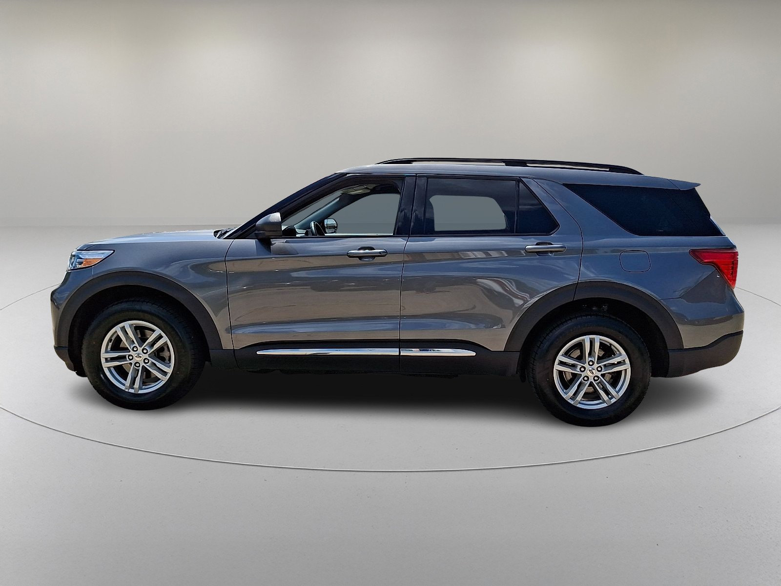 Used 2022 Ford Explorer XLT w/ Class IV Trailer Tow Package AWD/4WD image 6