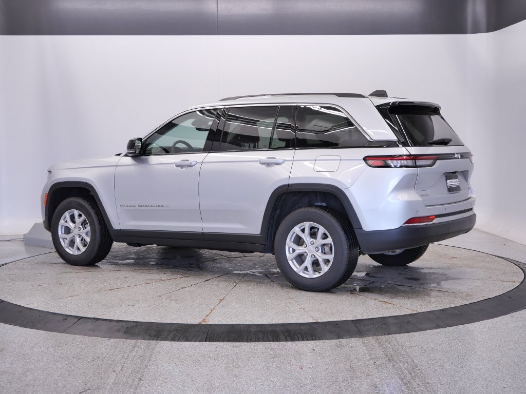 Used 2023 Jeep Grand Cherokee Limited AWD/4WD image 3