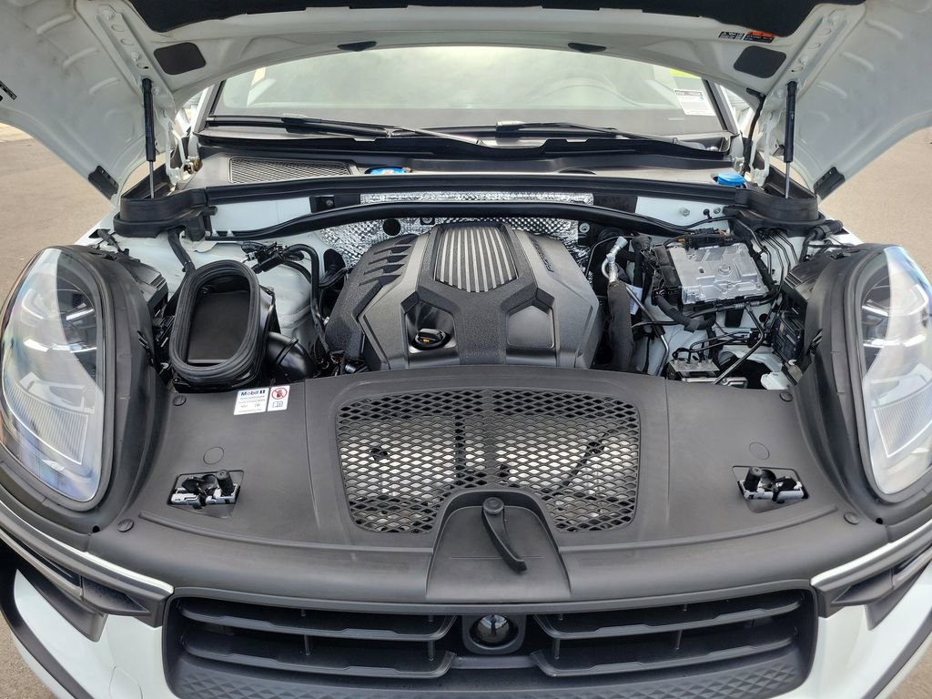 Used 2024 Porsche Macan AWD/4WD image 31