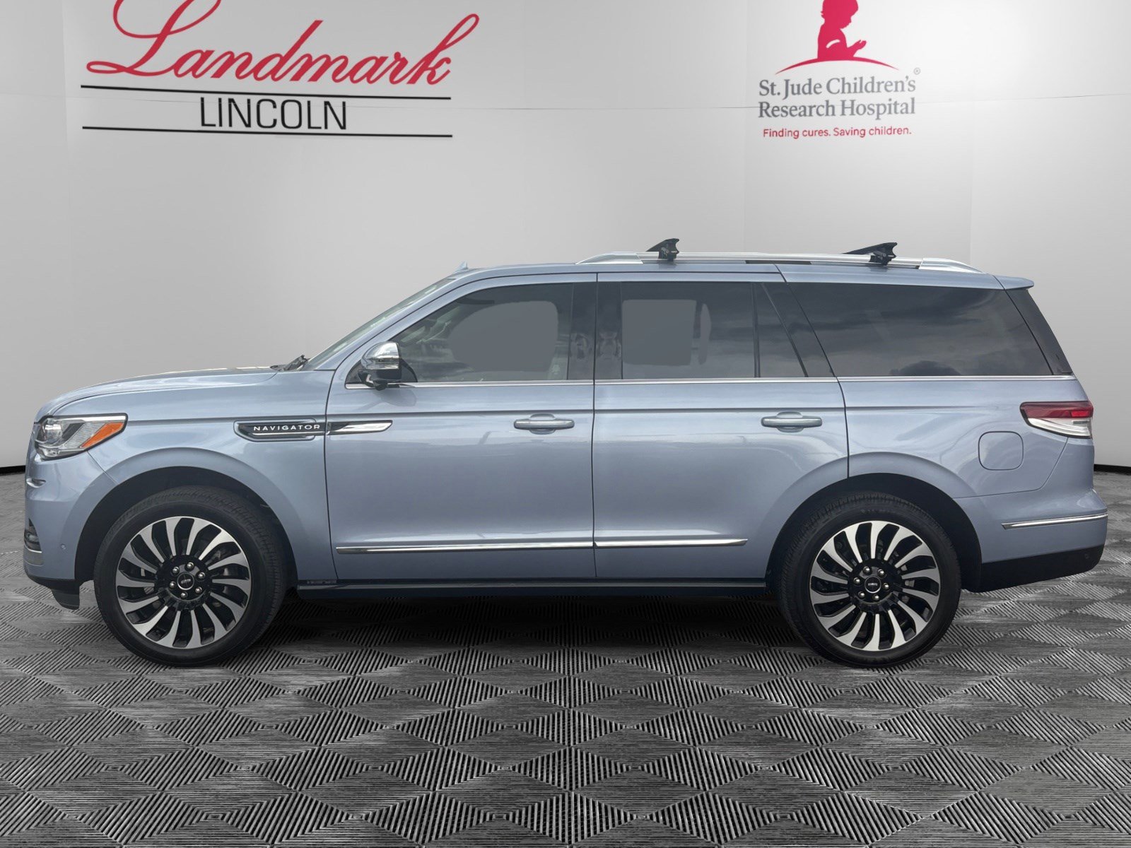 Used 2022 Lincoln Navigator Black Label image 2