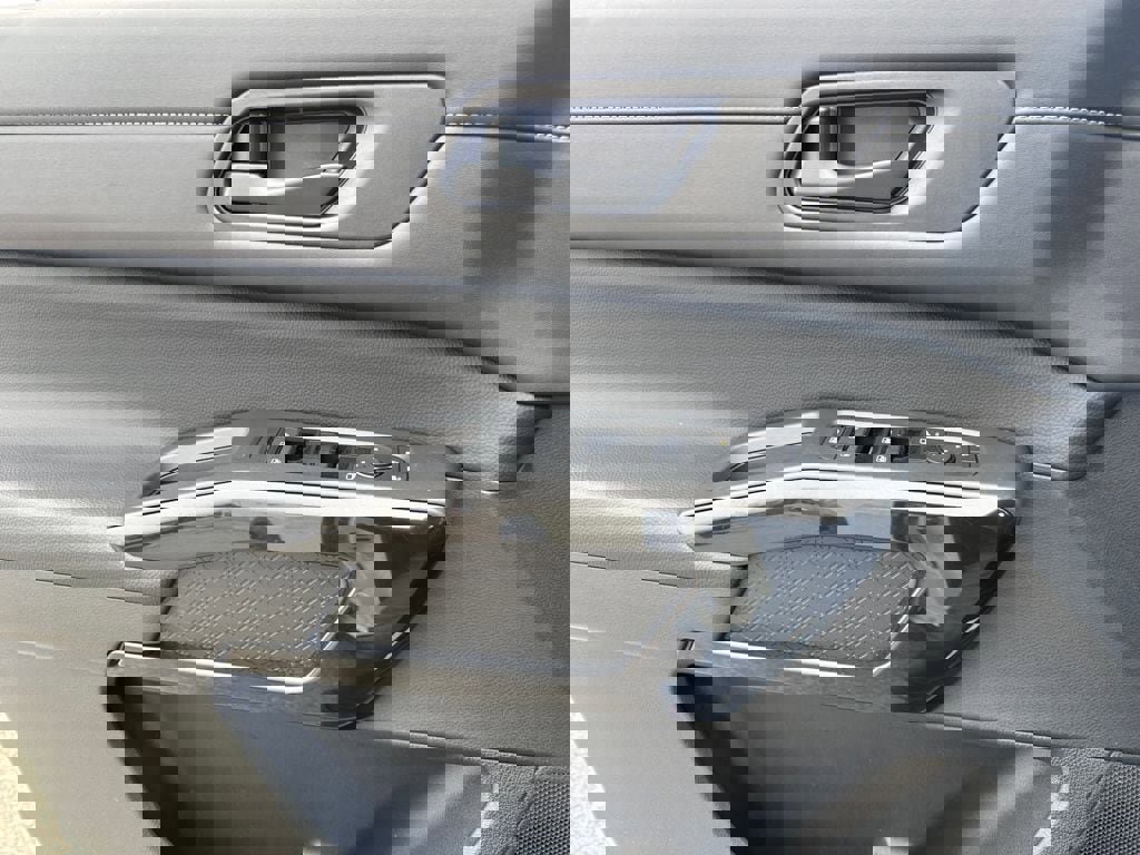 Used 2024 Nissan Pathfinder SV image 18