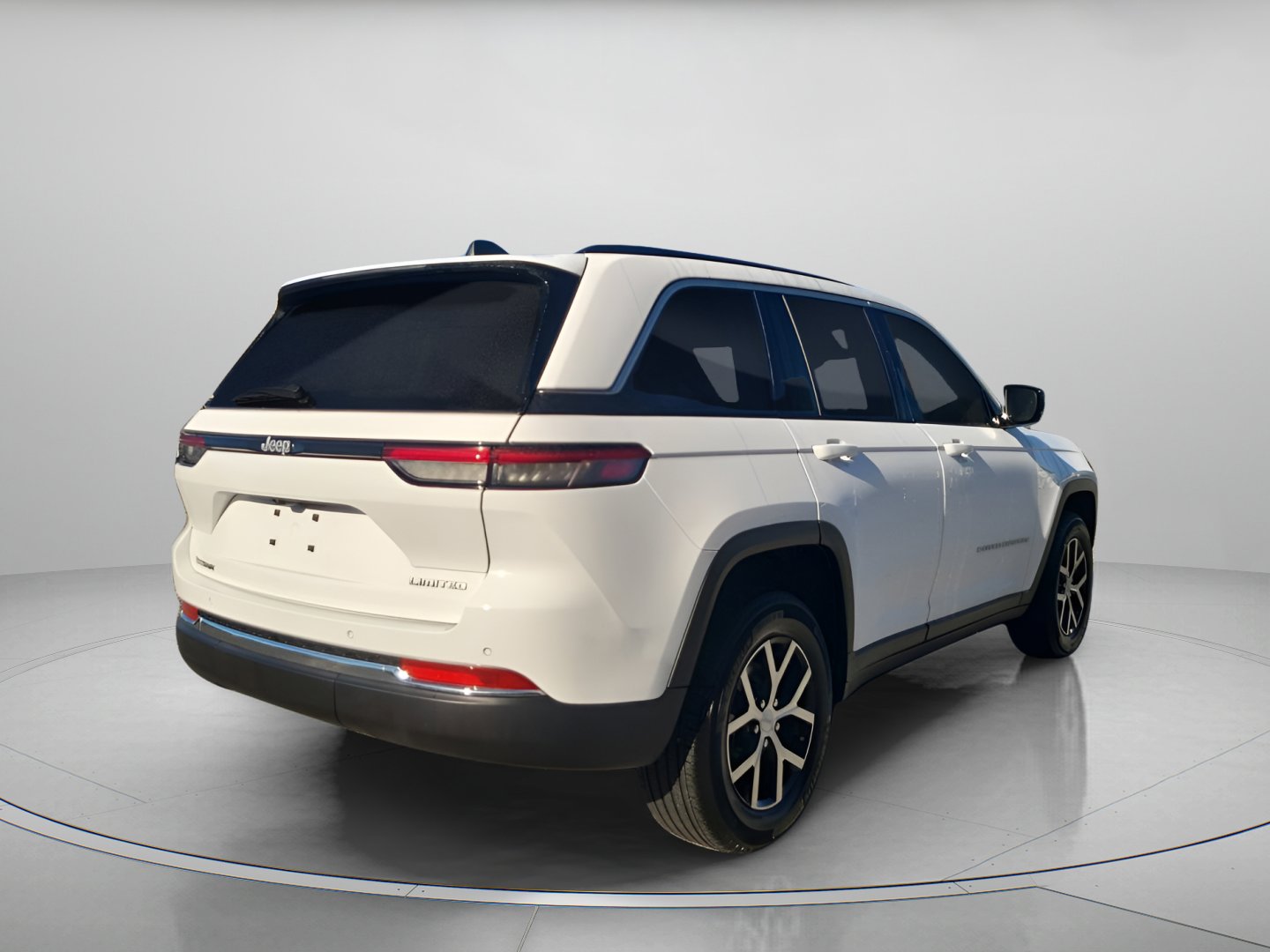 Used 2024 Jeep Grand Cherokee Limited image 3