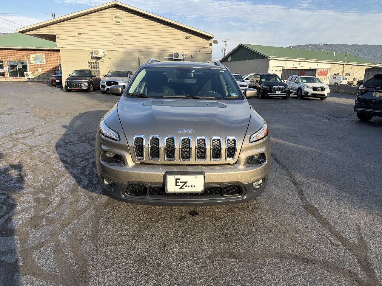Used 2016 Jeep Cherokee Latitude w/ Cold Weather Group AWD/4WD image 3