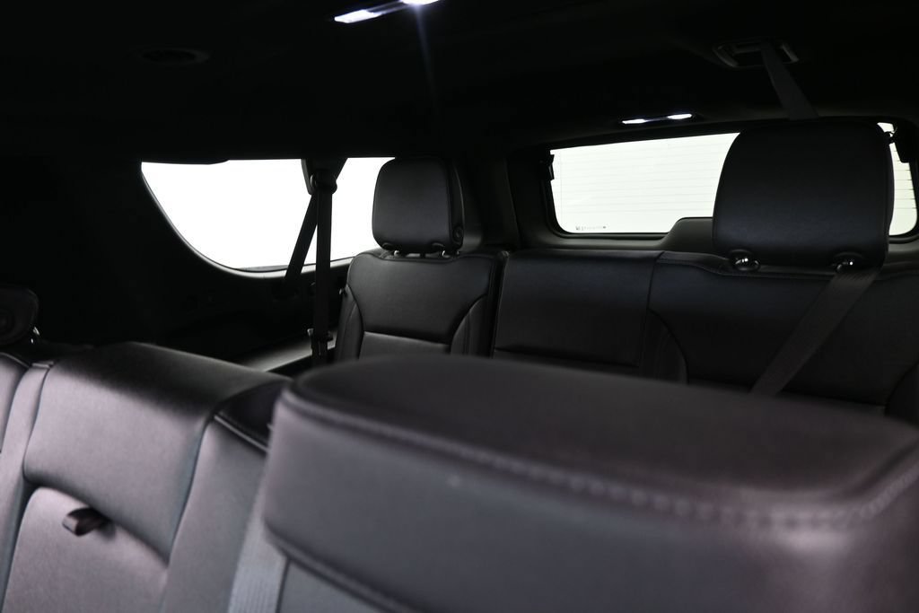 Used 2025 Chevrolet Suburban LT RWD image 43
