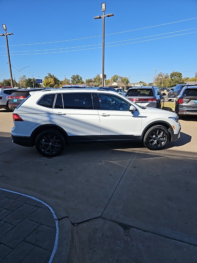 Used 2024 Volkswagen Tiguan SE w/ Panoramic Sunroof Package image 4