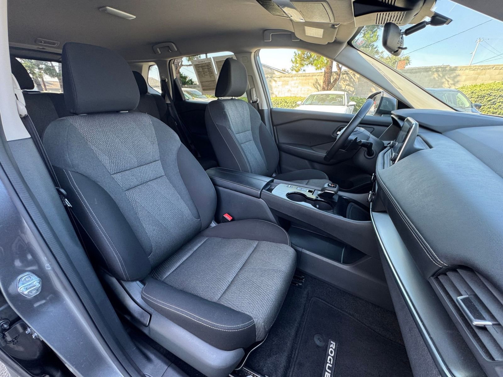 Used 2025 Nissan Rogue SV FWD image 38