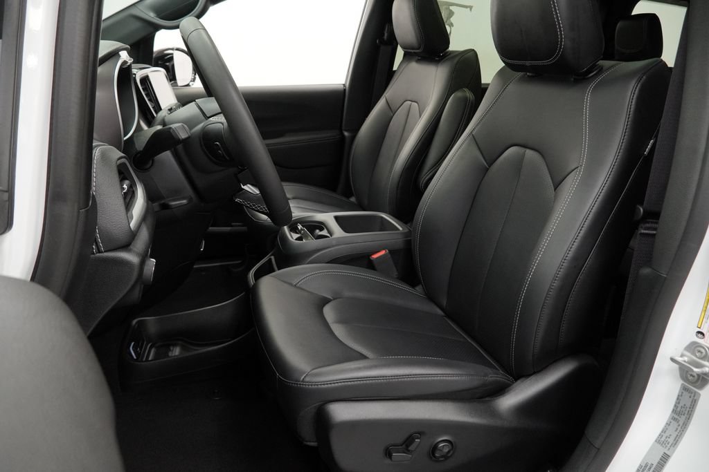 Certified 2025 Chrysler Pacifica Select AWD/4WD image 16