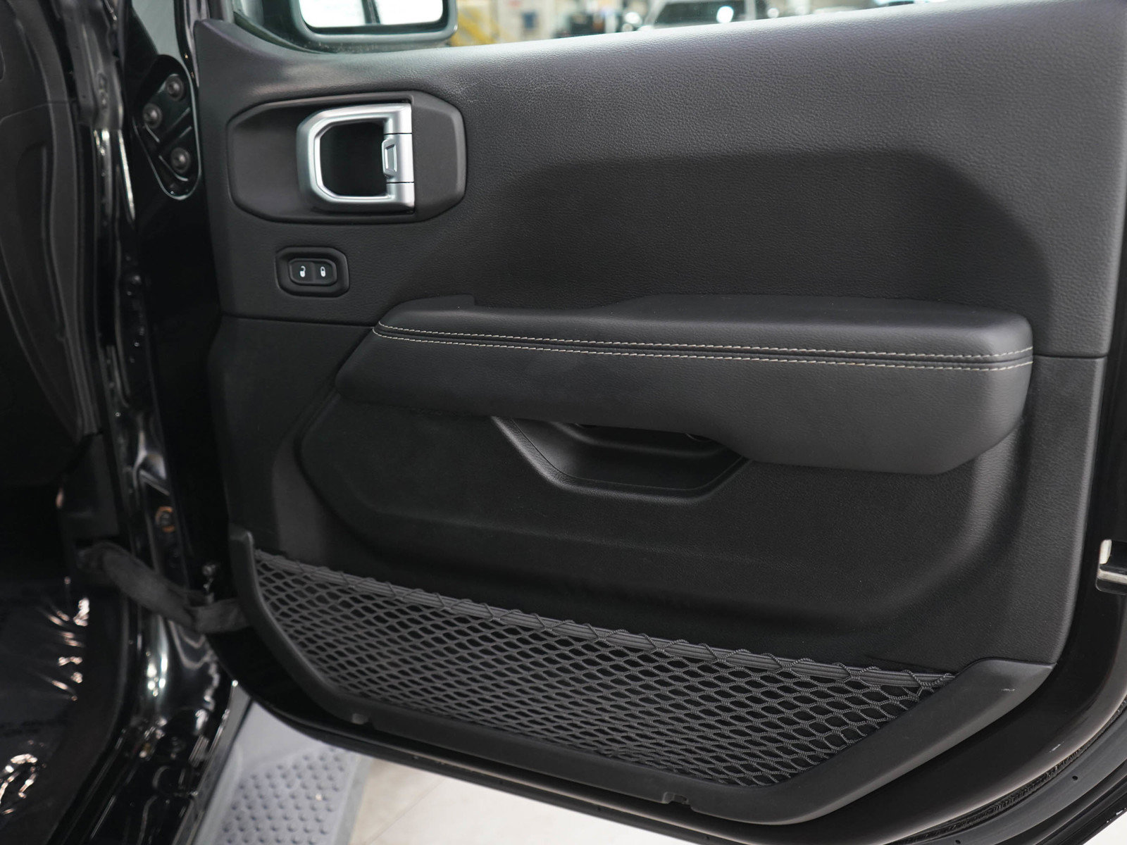 Used 2020 Jeep Wrangler Unlimited Sahara w/ Uconnect 4C Nav & Sound Group AWD/4WD image 9
