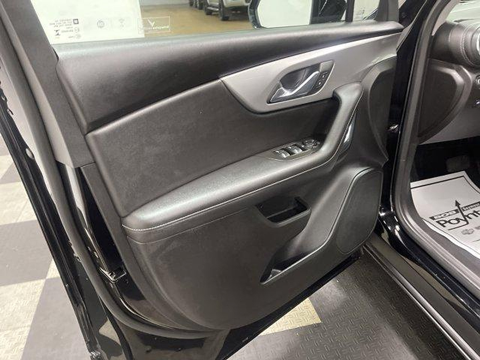 Used 2025 Chevrolet Equinox LT w/ Convenience Package II FWD image 8