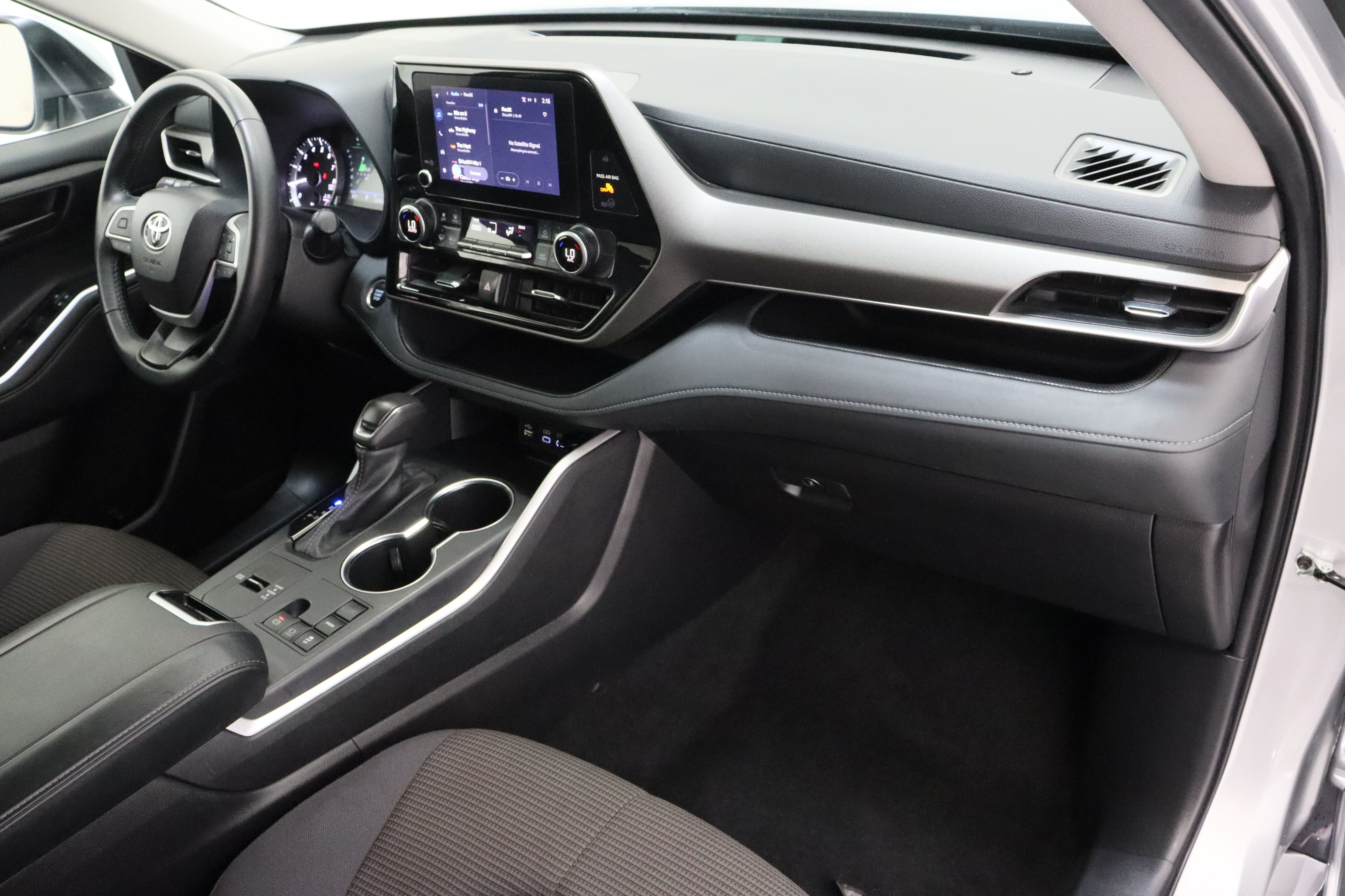 Certified 2025 Toyota Highlander LE FWD image 38
